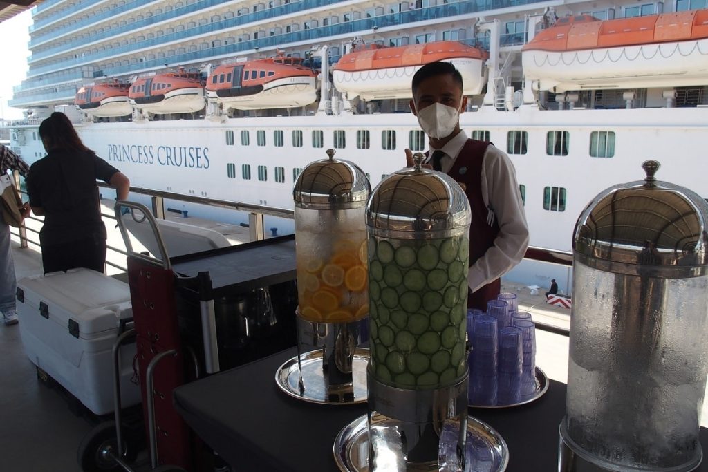 Pirms atgriešanās uz kuģa var nobaudīt atvēsinošus dzērienus.