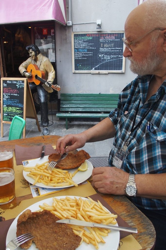 Nobaudījām visgaršīgākos  frī kartupeļus mūžā. Tie ir tievāki  un uz vietas gatavoti.