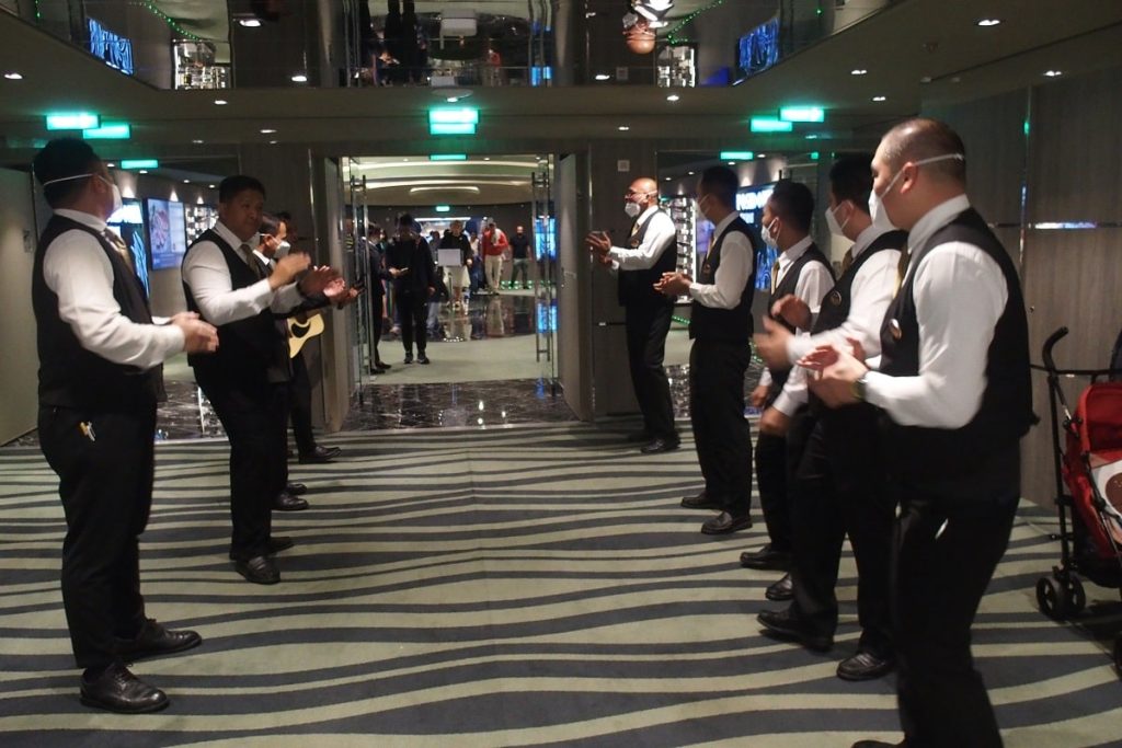 Dodoties uz restorānu, katru vakaru mūs sagaidīja apkalpotāju muzikāls priekšnesums.
