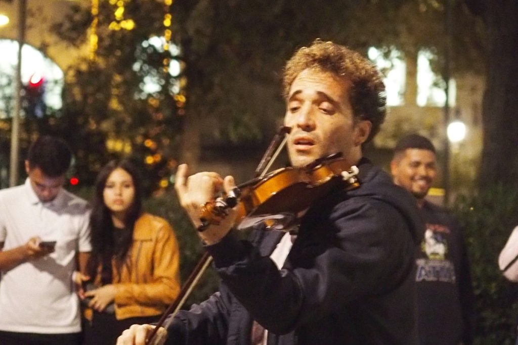 Katalonijas laukums vakaros ir ielu muzikantu paradīze.